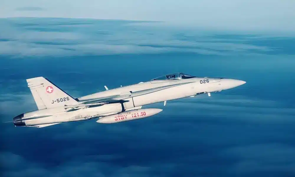 Avionul Spartan care l-a adus la București pe Nicușor Dan, escortat deasupra Elveției de aeronave militare F-18, în semn de respect pentru eforturile României în cazul tragediei de la Crans-Montana – 60m.ro