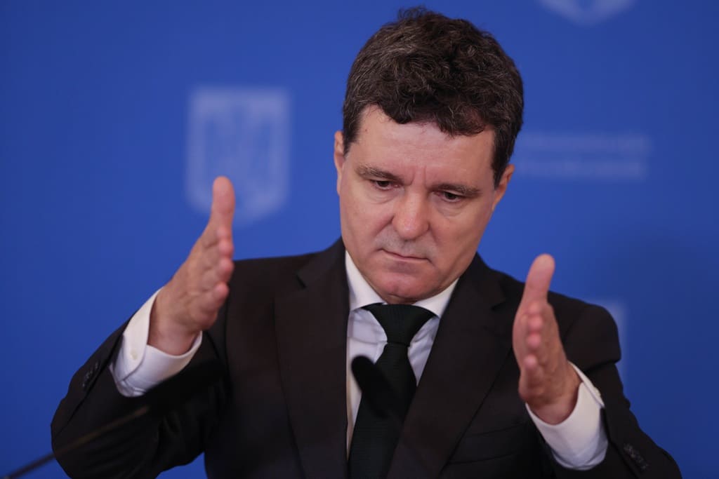 Nicușor Dan nu vrea să îi plătească 1 miliard de dolari lui Trump. Cel puțin nu în următorii 3 ani – 60m.ro