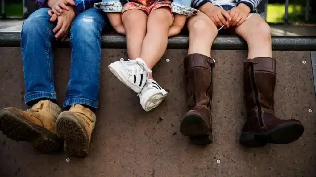 Pantofii-spion pentru copii, care le permit părinților să-i urmărească în timp real – 60m.ro