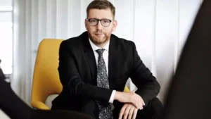 Super-bugetarul care încasează 11 salarii de la companii de stat. 2.800 lei/zi din funcții publice și private – 60m.ro