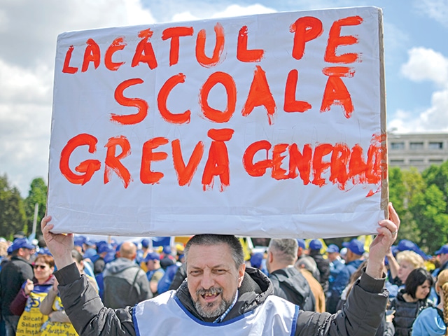 Trei sferturi dintre profesorii care au răspuns la chestionarul sindicatelor „Spiru Haret” sunt dispuși să participe la grevă. „O stare de nemulțumire fără precedent” – 60m.ro