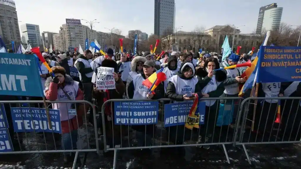 Sindicaliștii din Educație protestează în fața Palatului Victoria: „Căutăm ministru. Guvern fără soluţii, ascuns după demisii” – 60m.ro