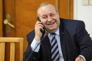 Ioan Aurel Pop și alți 48 de academicieni cer Parlamentului să ignore proiectul de lege inițiat de coruptul Daniel Fenechiu care elimină limita de mandate de președinte al Academiei Române și dă cale liberă pentru tunuri imobiliare cu proprietățile instituției – 60m.ro