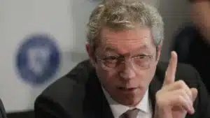 Noi privilegii pentru feudalii care conduc spitalele: Comisia de Sănătate condusă de Adrian Streinu Cercel (PSD) vrea salarii mărite și mai multe zile de concediu pentru șefii spitalelor de stat – 60m.ro