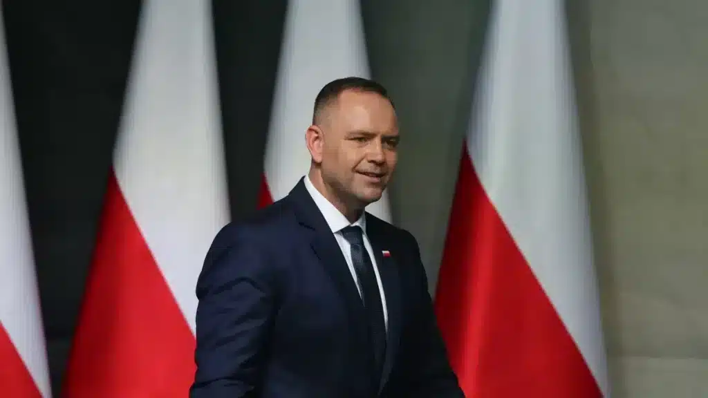 Blocaj exploziv la Varșovia: planul european SAFE pentru armata Poloniei, amenințat de veto-ul președintelui Karol Nawrocki – 60m.ro