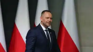 Blocaj exploziv la Varșovia: planul european SAFE pentru armata Poloniei, amenințat de veto-ul președintelui Karol Nawrocki – 60m.ro