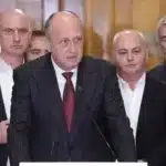 Umbrele trecutului: Cum s-a transformat turnătorul „Mircea Crișan” în milionarul Dan Șucu. Profilul unui informator zelos al Securității – 60m.ro