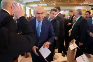 ”Le dăm 100 de lei, la fel ca Ceauşescu”. Creșterea salariul minim, o mizerie – 60m.ro