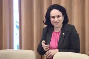 Simona Bucura-Oprescu, descoperă apa caldă și o vinde ca reformă istorică – 60m.ro