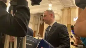 Parlamentul a suspendat toate discuțiile pe bugetul de stat. Suntem conduși de hoți – 60m.ro