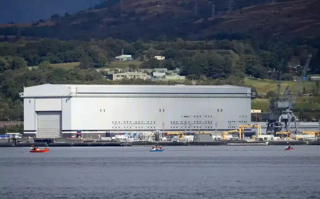 Reacția MAE după ce o româncă a încercat să intre, alături de un iranian, într-o bază nucleară britanică – 60m.ro