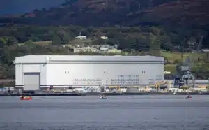 Reacția MAE după ce o româncă a încercat să intre, alături de un iranian, într-o bază nucleară britanică – 60m.ro