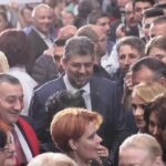 De ce să te chinui pentru 1.500 – 2.000 de euro pe lună, ca antreprenor, făcând burgeri sau întorcând clătite, când poţi să produci 350.000 – 500.000 de euro ca şef într-o instituţie de stat? – 60m.ro