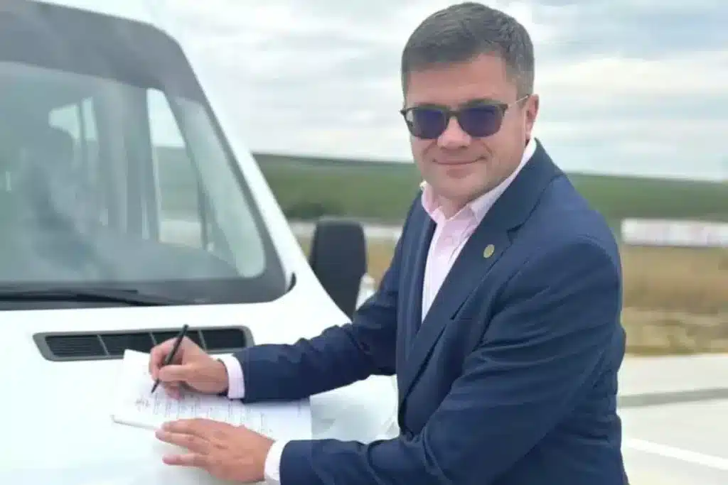 Minune la Iași: s-au ieftinit brusc microbuzele electrice / Aceeași firmă care a furnizat CJ Iași autovehicule școlare la 200.000 euro bucata le dă acum cu 30% mai ieftin – 60m.ro