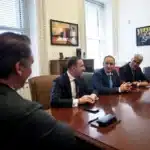 Proștii satului s-au plimbat de pomană prin SUA – 60m.ro