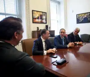 Proștii satului s-au plimbat de pomană prin SUA – 60m.ro