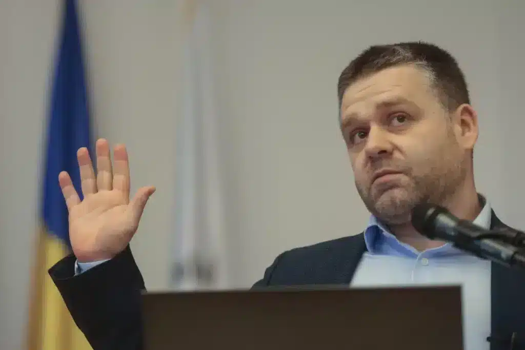 Ciprian Ciucu a modificat ilegal Hotărârea 106/2.04.2006 înainte de votul în CGMB pentru a-și angaja neamurile și sinecurile de la Sectorul 6 în Primăria Capitalei – 60m.ro