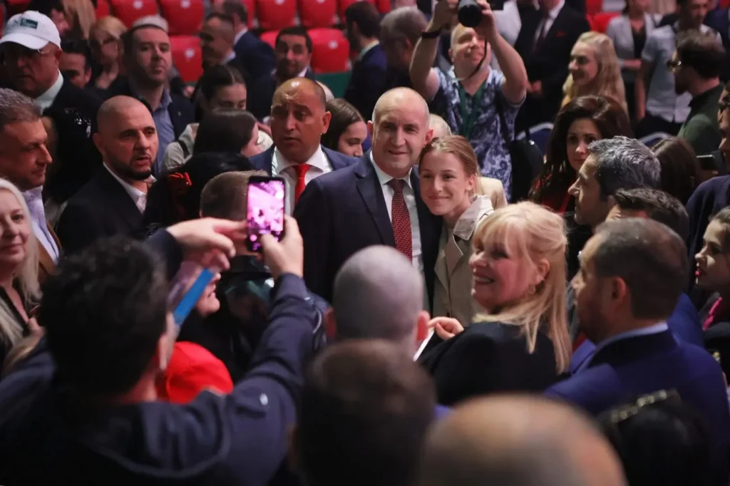 Alegeri Bulgaria: partidului fostului președinte Rumen Radev, cu simpatii pro-ruse, a câștigat detașat și poate guverna singur după trei ani de criză politică – 60m.ro