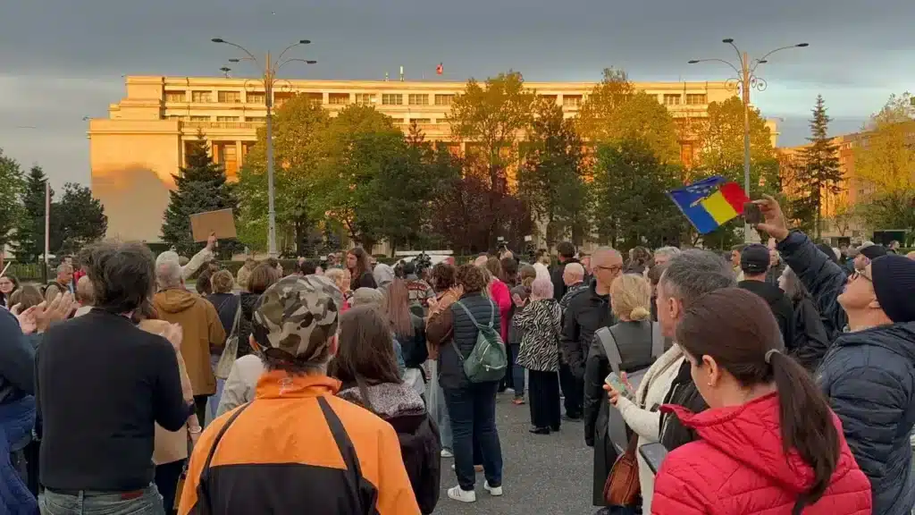 Manfestație de susținere pentru Ilie Bolojan în Piața Victoriei – 60m.ro