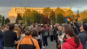 Manfestație de susținere pentru Ilie Bolojan în Piața Victoriei – 60m.ro