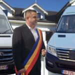Beceni, comuna unde aproape 300.000 de euro din bani publici au fost cheltuiți pe un microbuz electric chinezesc. Primarul PSD Adrian Burlacu și achiziția care seamănă izbitor cu dosarele investigate acum de Parchetul European